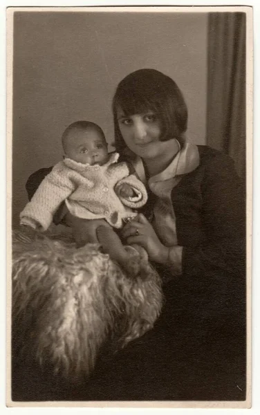 Czechoslovak Circa 1930 古旧的照片显示了妇女带着新生儿 复古黑白摄影棚摄影 — 图库照片