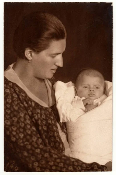 Czechoslovak Circa 1930 古旧的照片显示了穿着湿透的衣服带着婴儿的妇女 复古黑白摄影棚摄影 — 图库照片