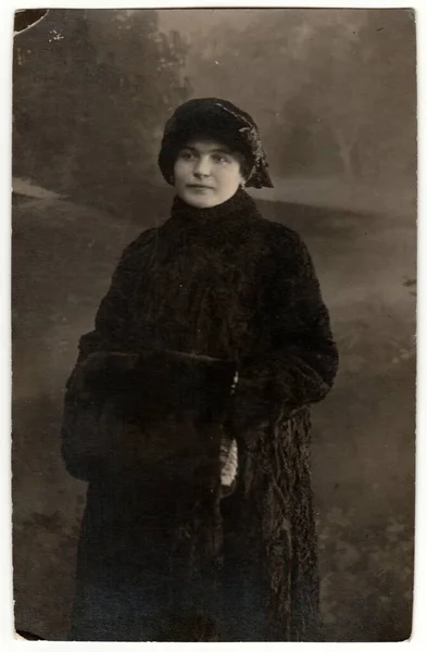 Чехословак Республика 1919 Винтажное Фото Показывает Женщину Шубе Меховой Муфте — стоковое фото