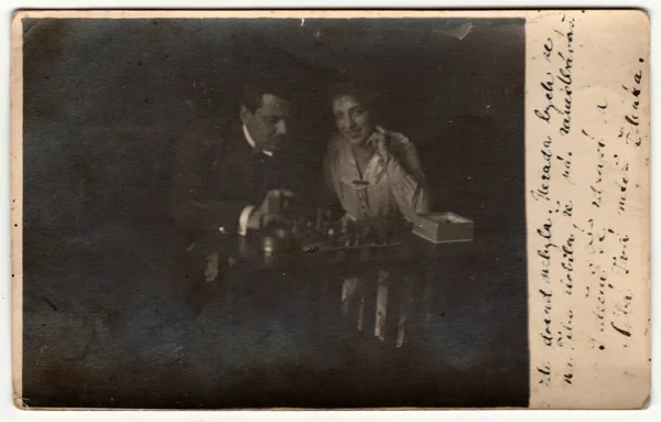 Austria Hungary 1918年2月14日 ヴィンテージ写真は カップルがチェスを示しています レトロな黒と白の写真 写真はオーストリア ハンガリー帝国またはオーストリア ハンガリー帝国の君主制で撮影された — ストック写真