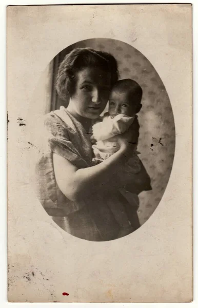 Praha Prague Czechsosloak Republic 1927年9月15日 ヴィンテージ写真は 母親が小さな赤ちゃんをクレードル示しています レトロな黒と白の写真 1930年代 — ストック写真