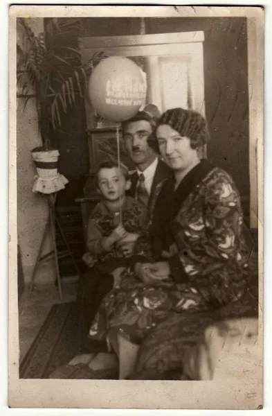 Praha Prague Czechsosloak Republic 1931年3月15日 リビングルームでヴィンテージ写真が家族を示しています 少年は空気ボール インフレータブルボールを保持します レトロな黒と白の写真 1930年代 — ストック写真