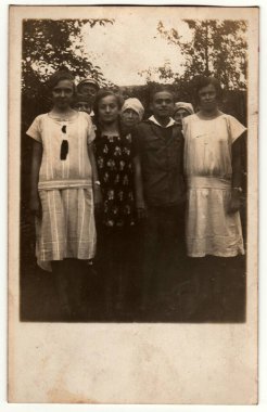 PRAHA (PRAGA) CZECHOSLOVAK REPUBLIC - CIRCA 1946: Klasik fotoğraf bir grup insanın açık havada poz verdiğini gösteriyor. Retro siyah beyaz fotoğraf. Çember 50 'ler.