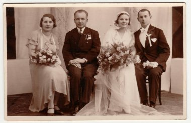 The CZECHOSLOVAK REPUBLIC - 29 Nisan 1933: Klasik fotoğraf yeni evliler ve ebeveynleri gösteriyor. Retro siyah beyaz stüdyo fotoğrafçılığı. Çember 1930 'lar.