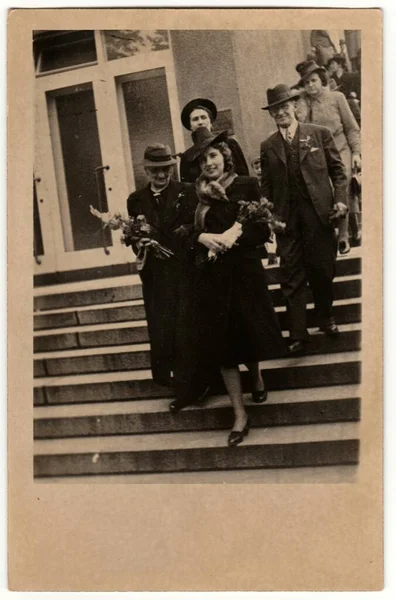 Czechoslovak Republic Circa 1946 結婚式からヴィンテージ写真ショーの人々が行く レトロな黒と白の写真 1950年代 — ストック写真