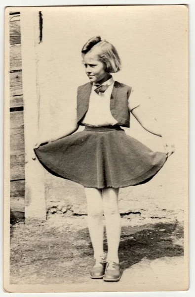 Czechoslovak Republic Circa 1940 ヴィンテージ写真は屋外で若い女の子を示しています 彼女はスカートを誇らしげに見せる レトロな黒と白の写真 1940年頃 — ストック写真