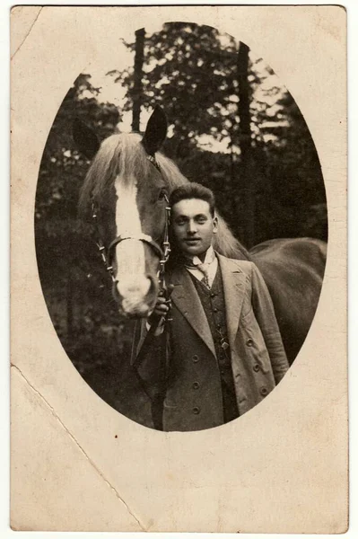 Czechoslovak 1919年7月 一张复古的照片显示一位绅士和马在一起 复古黑白摄影 1920年代左右 — 图库照片
