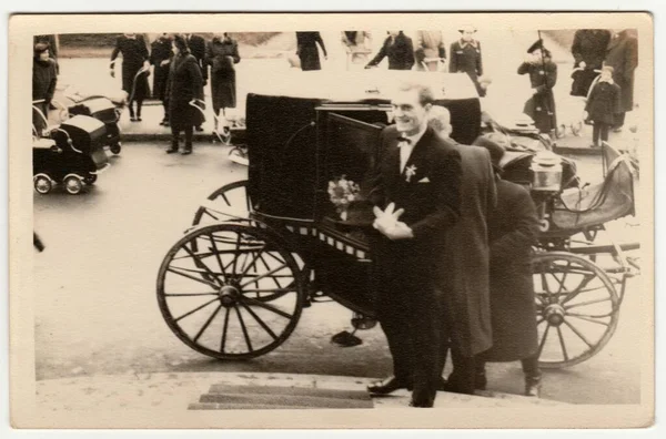 Czechoslovak Republic Circa 1940 ヴィンテージ写真は新郎を示しています 歴史的な馬車 コーチも背景と歴史的なプログラムにあります レトロな黒と白の写真 1940年頃 — ストック写真