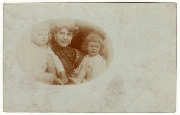 Austria Hungary Circa 1915 ヴィンテージ写真は家族を示しています 息子と娘 セピア効果を持つレトロな黒と白のスタジオ撮影 写真はオーストリア ハンガリー帝国またはオーストリア ハンガリー帝国の君主制で撮影された — ストック写真