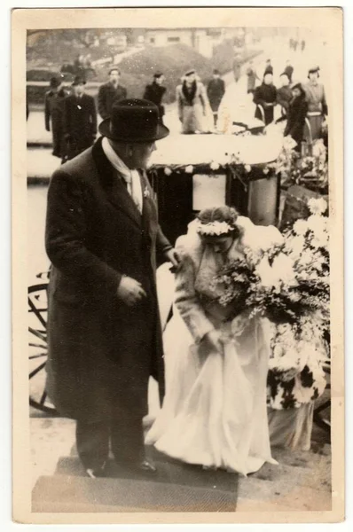 Czechoslovak Republic Circa 1940 ヴィンテージ写真は新郎新婦を示しています 歴史的な馬車 コーチが背景にあります レトロな黒と白の写真 1940年頃 — ストック写真