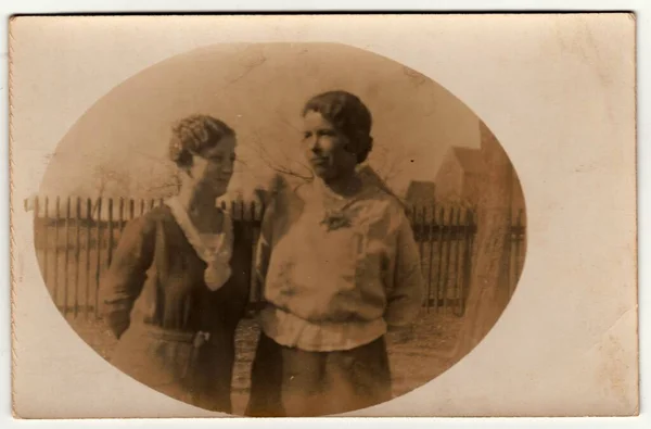 Austria Hungary Circa 1915 ヴィンテージ写真は2人の女性を示しています 母と娘 セピア効果を持つレトロな黒と白の写真 写真はオーストリア ハンガリー帝国またはオーストリア ハンガリー帝国の君主制で撮影された — ストック写真