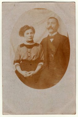 AUSTRIA-HUNGARY - CIRCA 1915: Klasik fotoğraf kadın ve erkeği gösteriyor - evli çift. Sepya etkisi olan siyah ve beyaz geçmişe dönük fotoğrafçılık. Fotoğraf Avusturya-Macaristan İmparatorluğu veya Avusturya-Macaristan monarşisinde çekildi.