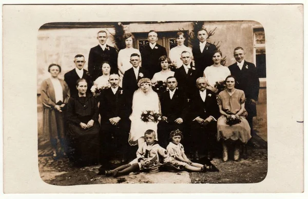 Czechoslovak Republic Circa 1920 ヴィンテージ写真は新婚 新婦付添人 新婦付添人や他の結婚式のゲストを示しています レトロな黒と白の写真 1920年頃 — ストック写真