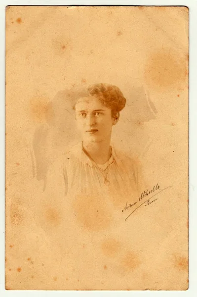 ドイツ エイプリル 1917 ヴィンテージ写真は若い女の子を示しています 彼女はエドワードの髪型をしている セピア効果を持つレトロな黒と白の写真 1920年頃 — ストック写真