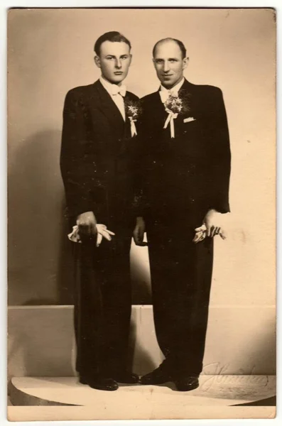 Zlin Czechosloak Republic Circa 1920 ヴィンテージ写真は 新郎と彼の最高の男のポーズの写真スタジオで2人の男性を示しています レトロな黒と白の写真 1920年頃 — ストック写真