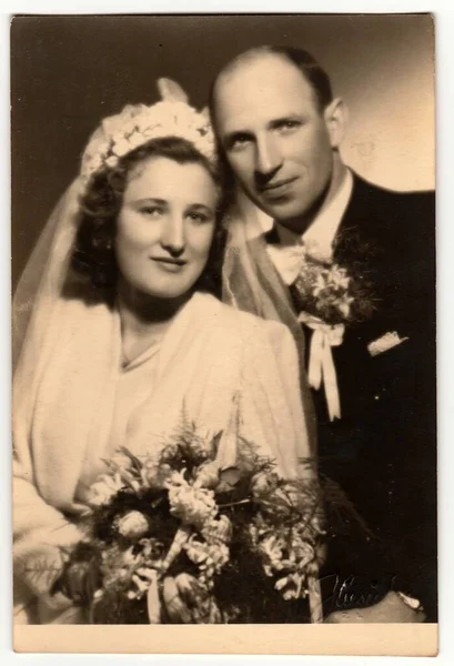 Zlin Csehoszlovák Köztársaság 1944 Március Friss Házasok Pózolnak Esküvő Után — Stock Fotó