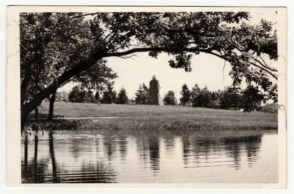Czechoslavak社会主義共和国 Circa 1950 ヴィンテージ写真は 背景に像の川と背中を示しています レトロ黒と白の写真 — ストック写真