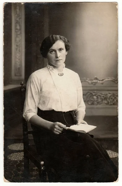 ドイツ Circa 1920 ヴィンテージ写真は若い女性を示しています 彼女はエドワードの髪型をしている セピア効果を持つレトロな黒と白のスタジオ撮影 1950年代 — ストック写真