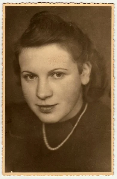 奥德拉默格 1940年代的Circa 古旧的照片展示了一个年轻女孩的肖像 复古黑白摄影棚摄影 — 图库照片
