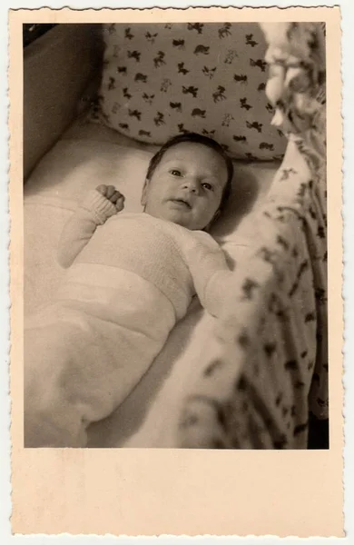 Alemania 1954 Una Foto Vintage Muestra Lindo Bebé Pequeño Una —  Fotos de Stock