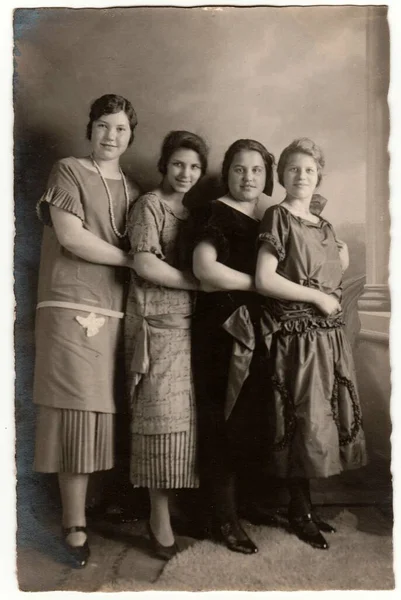 Гамбург Германия Circa 1930 Винтажное Фото Показывает Группу Девушек Позирующих — стоковое фото