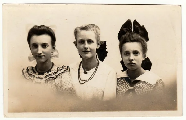 Hamburg Germany Circa 1940 古旧照片展示了一组女孩在摄影棚中的姿势 女孩子们都戴着发带 有些还戴着项链串的珠子 复古黑色和白色摄影与败血症的效果 1940年代左右 — 图库照片