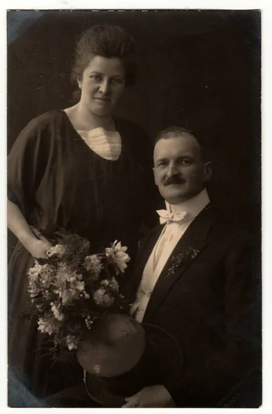 Allemagne Circa 1923 Photo Vintage Montrant Couple Âgé Photographie Studio Images De Stock Libres De Droits