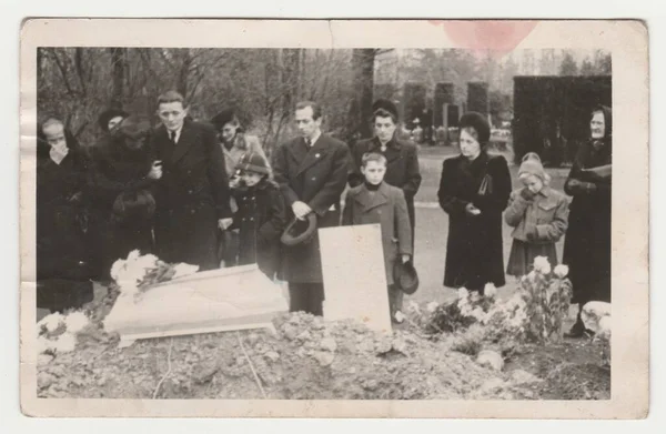 チェコ社会主義共和国 Circa 1970 ヴィンテージ写真は赤ちゃんの葬儀 白い棺を示しています レトロな黒と白の写真 1970年代 — ストック写真