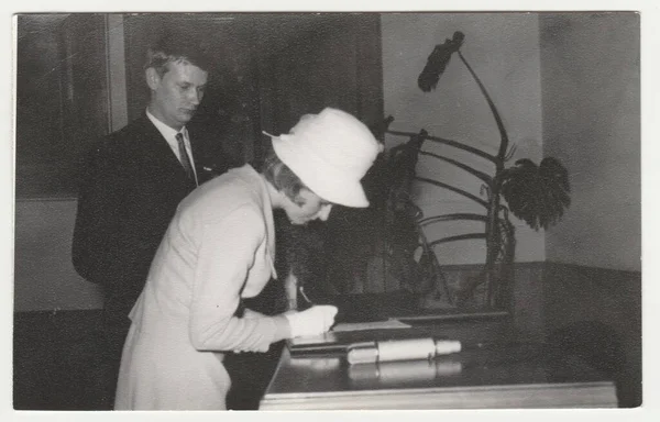 チェコ社会主義共和国 Circa 1970 ヴィンテージ写真は花嫁が結婚証明書に署名することを示しています レトロな黒と白の写真 1970年代 — ストック写真