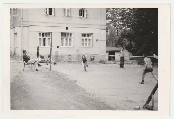 Czechoslovak Socialist Republic 1979 빈티지 사진은 사람들 배드민턴을 모습을 보여준다 — 스톡 사진