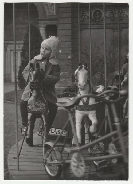 Czechoslovak Socialist Republic Circa 1970 Фотографія Вінтажу Показує Дитину Парку — стокове фото