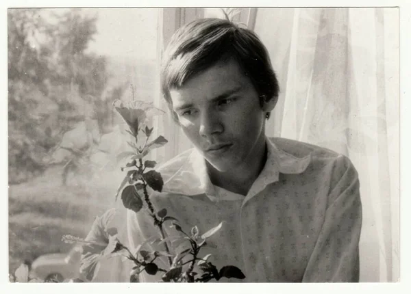 Czechoslovak Socialist June 1979 古旧的照片展示了一个带着花的少年男孩 复古黑白摄影 约1980年代 — 图库照片