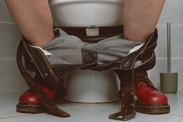 Mężczyzna Siedzący Toalecie Koncepcja Lat Tych Czerwone Buty Punkowe Dżinsy — Zdjęcie stockowe