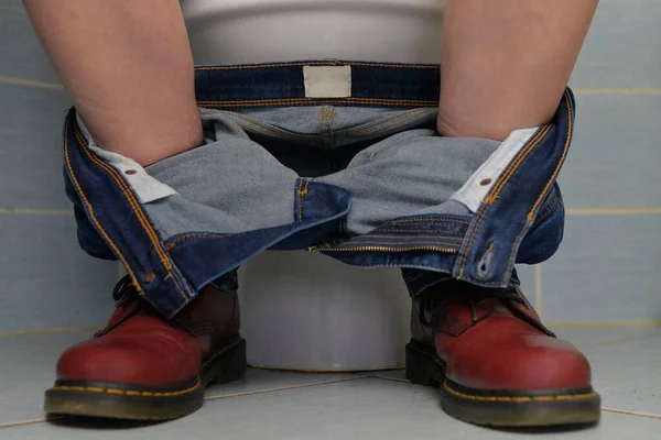 Homem Sentado Sanita Conceito Dos Anos Sapatos Punk Vermelhos Calças — Fotografia de Stock