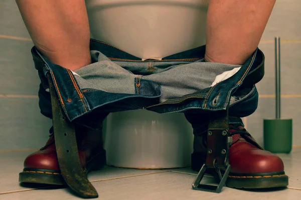 Чоловік Сидить Туалеті Концепція 1980 Років Червоне Панкове Взуття Джинси — стокове фото