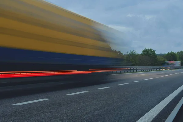 Camión Que Viaja Alta Velocidad Por Carretera Desenfoque Movimiento Carretera — Foto de Stock