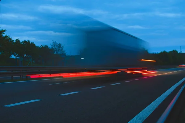 一辆在高速公路上高速行驶的卡车 公路上的运动模糊了 高速公路的光流 国际运输和物流的概念 全球运输 — 图库照片