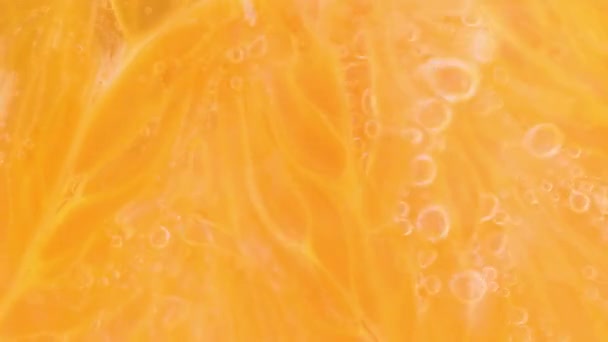 Газированная Вода Апельсиновым Ломтиком Макро Снимок Оранжевого Ломтика Газированной Воде — стоковое видео