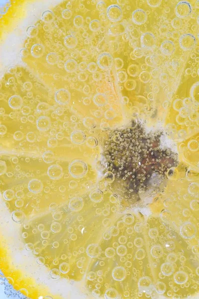 Close Lemon Slice Liquid Bubbles Slice Ripe Lemon Water Close — Stock Photo, Image