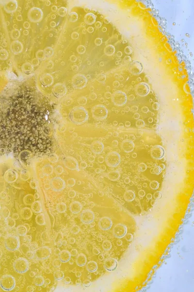 Potongan Lemon Matang Dalam Air Pada Latar Belakang Putih Close — Stok Foto