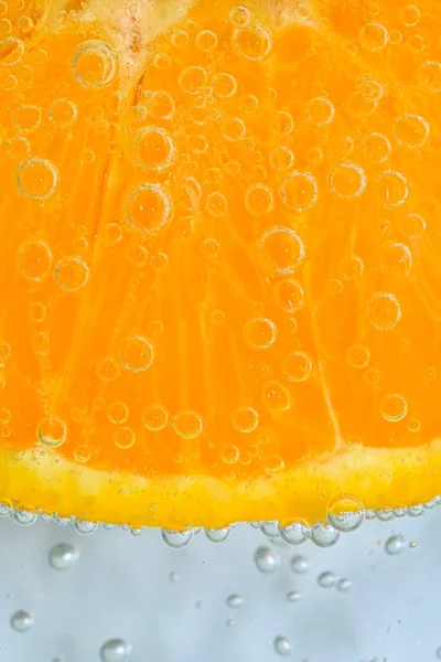 Snijd Rijp Sinaasappelfruit Water Witte Ondergrond Close Van Sinaasappelfruit Vloeistof Stockfoto