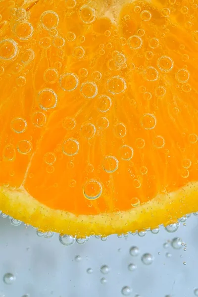 Kawałek Dojrzałych Owoców Pomarańczy Wodzie Białym Tle Zbliżenie Owoców Pomarańczy — Zdjęcie stockowe