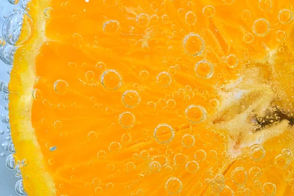 Kawałek Pomarańczy Wodzie Gazowanej Pomarańczowy Plaster Owoców Pokryty Bąbelkami Wodzie — Zdjęcie stockowe
