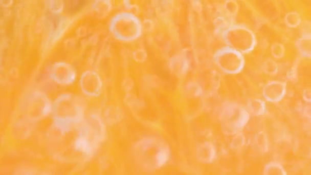 Portakal Dilimli Soda Gazlı Suyla Portakal Diliminin Makro Görüntüsü Karbonatlı — Stok video