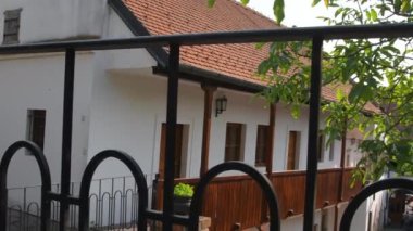 Avrupa 'da bir Rönesans evinin avlusunda. Tarihi evi demirden yapılmış tarihi korkuluklardan görmek. Görüntüler Çek Cumhuriyeti 'nde çekildi, Hustopece.