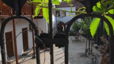 Metal korkuluklardan tarihi evin avlusuna bak. Rönesans evinin avlusunda. Avrupa tarihi. Görüntüler Çek Cumhuriyeti 'nde çekildi, Hustopece.