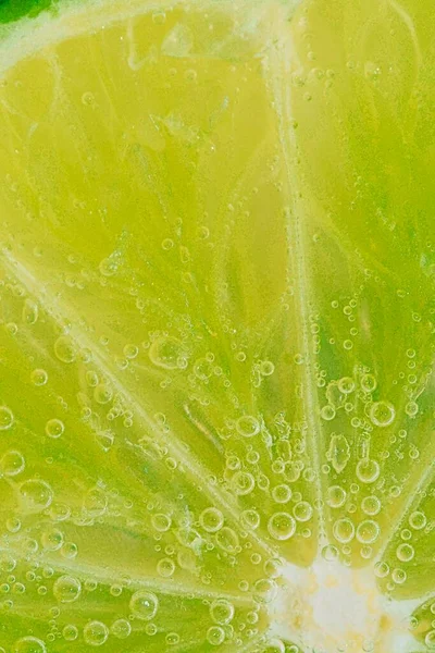 Närbild Limeskiva Vätska Med Bubblor Skiva Mogen Lime Vatten Närbild — Stockfoto