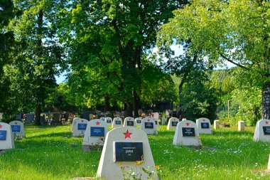 Kızıl Ordu askerlerinin mezar taşları. Nisan 1945 'te Alman faşizmiyle savaşırken gömüldü.