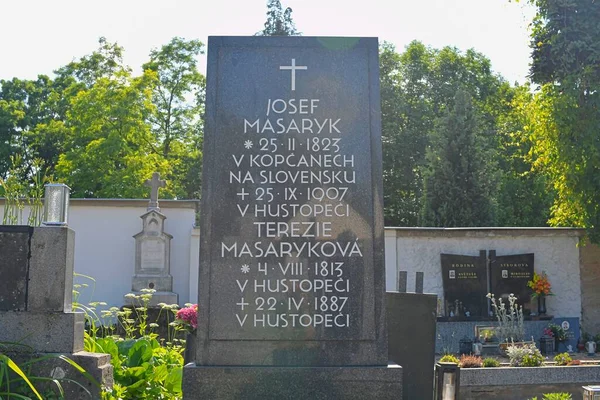 両親の墓チェコスロバキア共和国の最初の大統領 ヨゼフ マサリクとテレジー マサリコワ — ストック写真