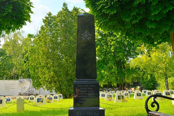 赤軍兵士の墓碑 1945年4月に埋葬され ドイツのファシズムと戦った — ストック写真